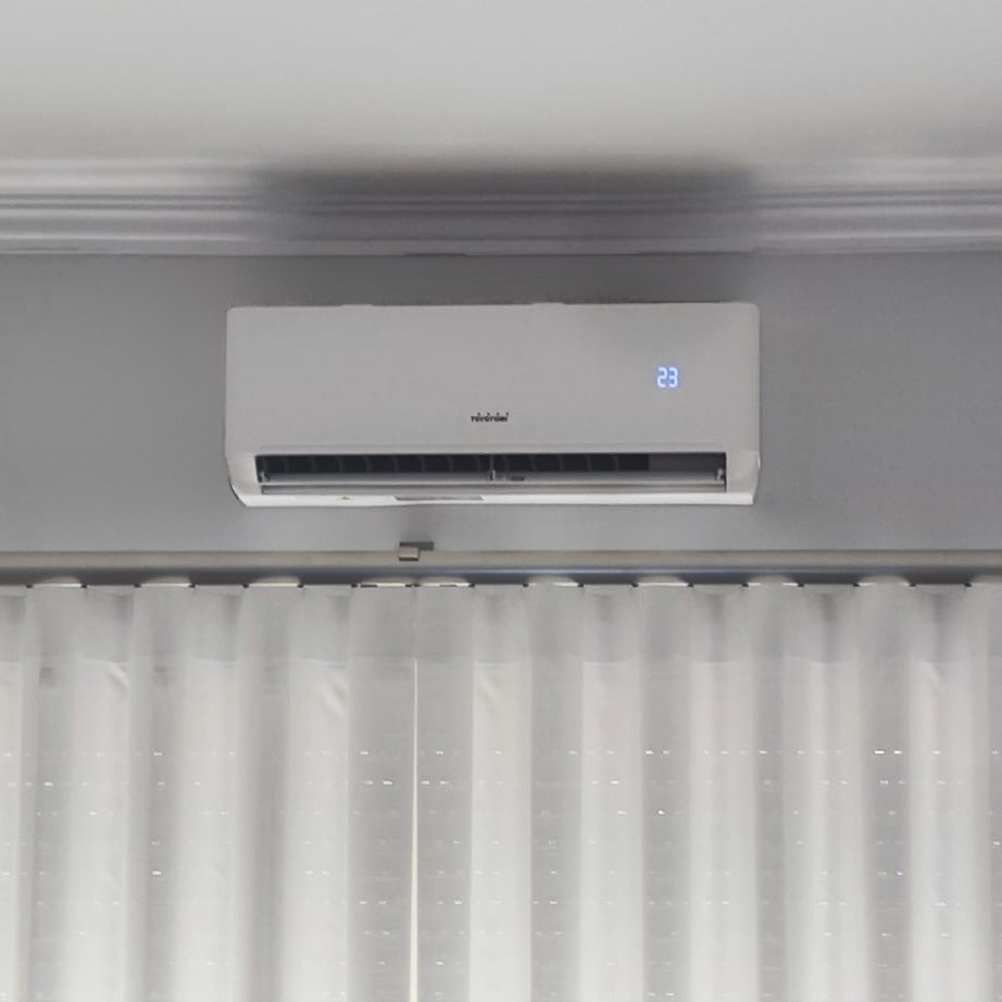 Unidade exterior instalada em fachada — AirTech